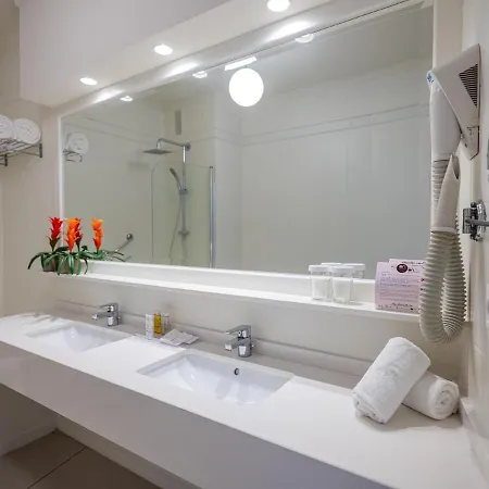 On Oceanfront Adults Designed Hotell 4*